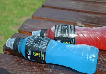 Air Putih atau Minuman Isotonik, Mana yang Lebih Baik Setelah Main Padel?