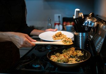Pasti Berhasil! Lakukan 4 Tips Ini supaya Nasi Goreng Buatanmu Tidak Menggumpal
