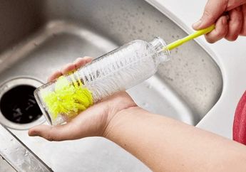 Tanpa Perlu Alat Tambahan, Ternyata Ada Trik Mudah Membersihkan Bagian Dalam Botol Hanya Menggunakan Bahan Sederhana Ini