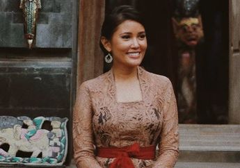 Padahal Dipersunting Konglomerat yang Jadi Bos 17 Perusahaan, Artis Cantik Ini Tak Gengsi Pontang-Panting Dorong 2 Sepeda Seorang Diri di Bandara: Gamau Dibantu