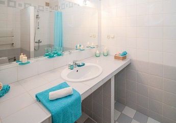 Jangan Tunggu Berkerak, Bersihkan Secara Rutin Cermin Kamar Mandi dengan 5 Bahan Ini