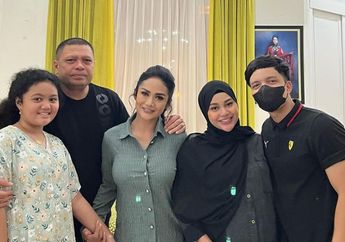 Jadi Tempat Aksi Seru Anak-anaknya, Bagian Tangga di Rumah Artis Krisdayanti Ternyata Berkesan Mewah dengan Nuansa Putih Klasik