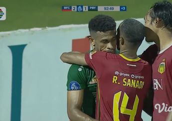 Dua Laga Beruntun, Ruben Sanadi Dua Kali Peluk dan Tenangkan Pemain Persebaya yang Diusir Wasit