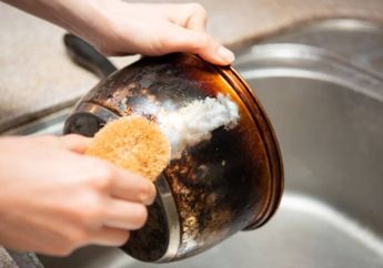 Modalnya Nggak Sampai Rp 10 Ribu, Pantat Panci yang Gosong Bisa Kinclong Lagi dengan Satu Bahan Ini, Ibu-ibu Bakal Takjub Lihat Hasilnya!