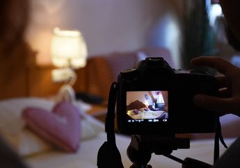 Lihat Cahaya Berkedip di Atas Lemari, Pasangan ini Menemukan Kamera Tersembunyi Merekam Hubungan Intim Mereka di Kamar, Pelakunya Ternyata Orang Terdekat!