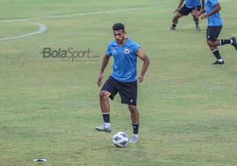 Tumbang Ditekel Bek Arema FC, Pelatih Persebaya Beberkan Kondisi Ricky Kambuaya