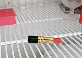 Awalnya Cuma Iseng, Perempuan Ini Malah Jadi Ketagihan Menyimpan Lipstik Kesayangannya di dalam Lemari Es, Efeknya Bikin Girang Banget!