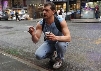 Berbekal Pinset dan Merangkak di Trotoar Jalan Kota New York, Pria Ini Sukses Serok Cuan Sebanyak Rp 14 Juta Tiap Minggu, Ternyata Lakukan Profesi Tak Disangka!