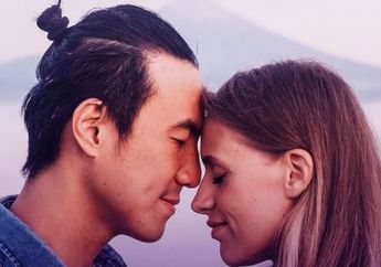 Selama 7 Tahun Dirahasiakan Tanpa Kepergok Satu Indonesia, Tampang Istri Presenter Ganteng Ini Saat Rayakan Imlek 2022 Jadi Sorotan, Disebut Plek Ketiplek dengan Taylor Swift!