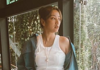 Ibu Anak Tiga Serasa Gadis, Potret Hesti Purwadinata Saat Liburan di Paris Buat Netizen Klepek-klepek!