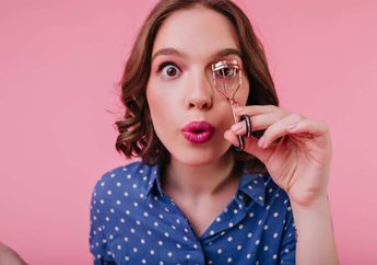 Unik Banget, Ini Dia Tips Mengaplikasikan Eyeshadow dengan Penjepit Bulu Mata ala Tiktok!