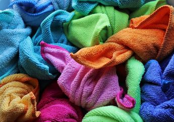 Waktunya Otot Ibu-ibu Istirahat! Cuci Handuk Gak Lagi Bikin Pegel Linu dengan Cara Tambahkan Bahan ini ke Air Cucian, kok Gampang Banget?