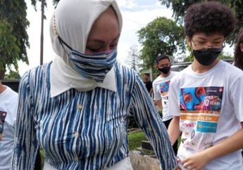 Angelina Sondakh Belum Tampak Kembali Kunjungi Makam Adjie Massaid, Ini Kata Penjaga Makam