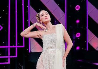 Biasanya Lenggak-lenggok Glamor di Panggung, Luna Maya Ternyata Mau Nyemplung dan Kotor-kotoran di Kolam Lumpur, Begini Aksinya Sampai Diserbu Warga Sekampung