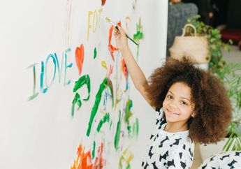 4 Cara Membersihkan Coretan dan Noda di Dinding dengan Mudah, Mulai dari Menggunakan Tisu Basah hingga Soda Kue