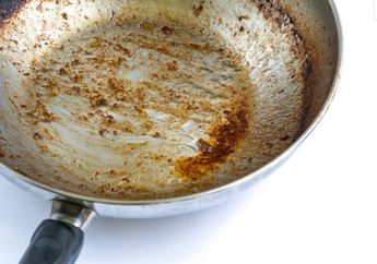 Sampai Melongo Lihat Wajan di Dapur Tetangga Nggak Ada yang Gosong atau Berkerak, Kuncinya Cuma Sering Digosok Garam, Kok Bisa?