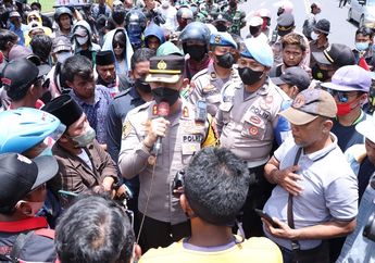 Hadir di Tengah Unjuk Rasa Ikatan Masyarakat Situbondo Anti Korupsi, Polisi Lakukan Upaya Persuasif