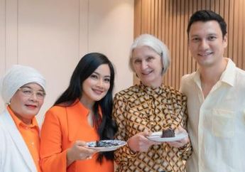 Lidah Bule Jermannya Kepincut Kuliner Lokal Indonesia, Mertua Titi Kamal Ternyata Demen Santap Nasi Liwet dan Lalapan Pahit Khas Sunda Ini, Bahkan Tak Ragu Makan Beralaskan Daun Pisang! 