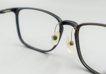 Terdapat Kotoran Hijau pada Bagian Nose Pad? Berikut 3 Cara Membersihkan Kacamata yang Benar, Gampang Banget!