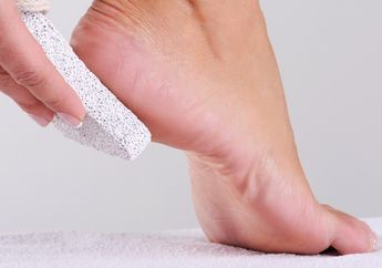 Akhirnya Trik Ini Terbongkar! Ternyata Ini 4 Cara Mudah Mengatasi Tumit Kaki Pecah-pecah, Enggak Perlu ke Salon