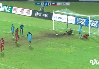 Menangis Lihat Persela Terdegradasi, Dendy Sulistyawan Tersungkur Usai Bobol Tim Masa Kecilnya