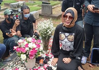Didampingi Mudjie Massaid, Angelina Sondakh Ziarah ke Makam Adjie Massaid