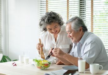 Arti Mimpi Bertemu Orang Tua yang Masih Hidup Jangan Disepelekan, Bisa Saja Bukan Pertanda Baik, Simak Penjelasannya 