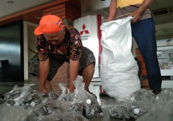 Demi Belikan Kado untuk Istri Tercinta, Pria di Karawang Ini Tak Gengsi Beli Mobil dengan Uang Recehan Rp 500 Seberat 8 Kuintal