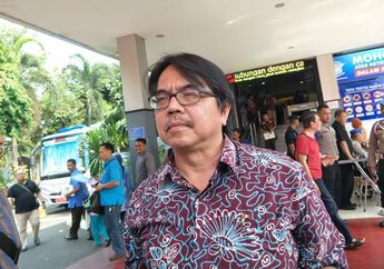 Diduga Dipicu Makian Emak-emak, Ade Armando Habis Babak Belur Dikeroyok Massa di depan Gedung DPR RI