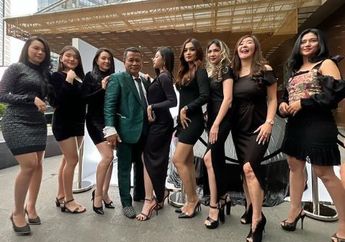 Biasa Unjuk Kemewahan Sambil Digelendoti Wanita Seksi, Hotman Paris Kini Pindah Haluan Jadi Sopir Angkot? Intip Aksinya Lagi Ngitung Duit Recehan