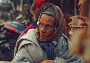 Sudah Berusia 70 Tahun, Kakek Penjual Nasi Jagung Ini Nangis Usai Dapat Rejeki Nomplok, Ungkap Pilunya Dagangan Tak Laku-laku hingga Tak Bisa Bayar Listrik
