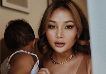 2 Tahun Lebih Konsisten Sembunyikan Wajah Putrinya dengan Glenn Fredly, Mutia Ayu Unggah Potret Bersama Gewa Atlana dengan Wajah Tertutup Stiker, Netizen: Mukanya Kok Nggak Pernah Diliatin Sih