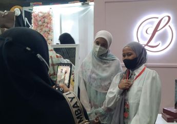 Berpartisipasi dalam Indonesia Fashion Week 2022, Laudya Cynthia Bella Turut Berinteraksi dengan Pelanggan 