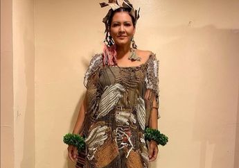 Sempat Drop karena Tumor di Perut, Melanie Subono Tampil Jadi Model di Indonesia Fashion Week 2022