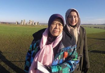 Innalillahi, Ditinggal Pergi Belahan Jiwanya, Desy Ratnasari Nostalgia Foto Hitam Putih Sembari Meratapi Kepergian Sang Ibunda di Tengah Ramadhan 2022