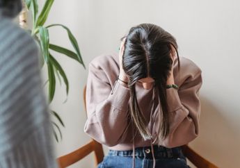 Menangis Meraung hingga Bersujud Mohon Ampun, Wanita Ini Kepergok Selingkuh Saat Ditinggal sang Suami Salat Tarawih di Masjid, Netizen: Jangan Kasih Maaf!