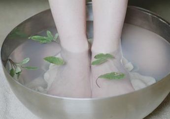 Iseng Coba Siapkan Air Garam di Baskom dan Rendam kaki Disitu, Manfaat yang Didapat Malah Bikin Syok, kok Bisa?