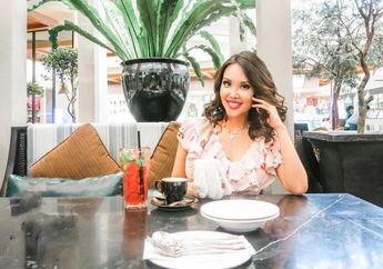 Bukan Peliharaan Biasa, Chef Cantik Ini Ajak Ayamnya Jalan-jalan Naik Mobil ke Coffe Shop hingga Makan Bareng, Netizen: Kalah Gue Sama Ayam