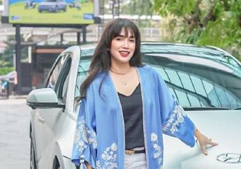 Padahal Diam-diam Punya Aset Rp 12 Miliar, Ussy Sulistiawaty Malah Cuek Bebek Mejeng di Lapak Tukang Buah, Tengok Gaya Istri Andhika Pratama yang Jauh dari Kata Mewah!