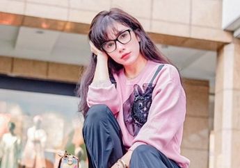 Ussy Sulistiawaty Asyik Belanja ke Pasar, Gayanya yang Sederhana Tuai Pujian Netizen, Tampil Santai Pakai Sendal Jepit hingga Celana Jeans