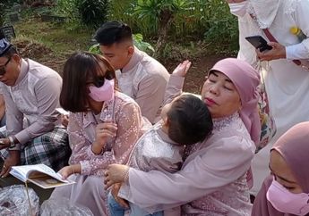 'Nggak Mau!' Gala Sky Berteriak saat Pipinya Dipegang Fans Ibu-ibu di Makam Vanessa Angel dan Bibi Ardiansyah