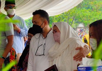 Diringi Isak Tangis Nia Zulkarnaen, Mieke Wijaya Dimakamkan dalam Satu Liang Lahat dengan Suaminya