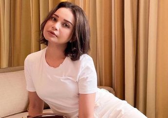 Rossa Unggah Foto Sungkeman dengan Orang Tua, Wajah Tampan Anak Lelakinya Malah Bikin&nbsp;Netizen Salah Fokus hingga Dibilang Mirip Artis Korea