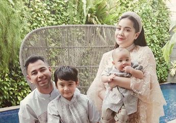 Diboyong Raffi Ahmad ke Makam Ayah Mertua Saat Idul Fitri 2022, Nagita Slavina Tampil Mewah Pakai Sepatu Kaca, Harganya Bikin UMR Jakarta Sungkem: Astaga!