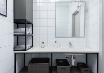 Bagaimana Cara Menata Lemari Kamar Mandi agar Rapi? Ini 4 Tips yang Bisa Dicoba
