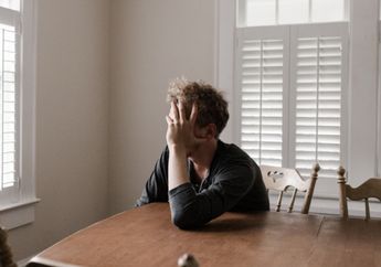 Ditinggal sang Istri untuk Selamanya Setelah Melahirkan Putri Kecil Mereka, Pria Ini Menangis Pilu Sejak dari Rumah Duka hingga Pemakaman, Netizen: Nyesek Banget