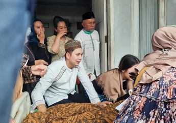 Mama Dahlia Meninggal Dunia, Kiki Farrel Menangis Tersedu di Hadapan Jenazah sang Ibunda yang Terbujur Kaku