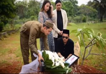 'Hari ke 3 Mama Pergi', Berziarah ke Makam Mama Dahlia, Kiki Farrel Justru Minta Maaf Gegara Tak Bisa Lakukan Hal Ini, Begini Curhatannya