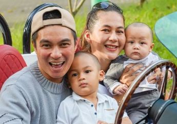 Baim Wong Pamerkan Foto Gemes Kiano Cium Kenzo, Penampilan Paula Verhoeven yang Rela Nyeker demi Mandikan Anak Malah Bikin Salah Fokus