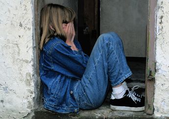 Viral Bocah Perempuan Ziarah ke Makam Ibunya, Curhat hingga Minta Maaf Baru Kunjungi sang Mama, Netizen Auto Ikutan Mewek